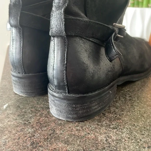 Black Boots - Picture 3 of 3